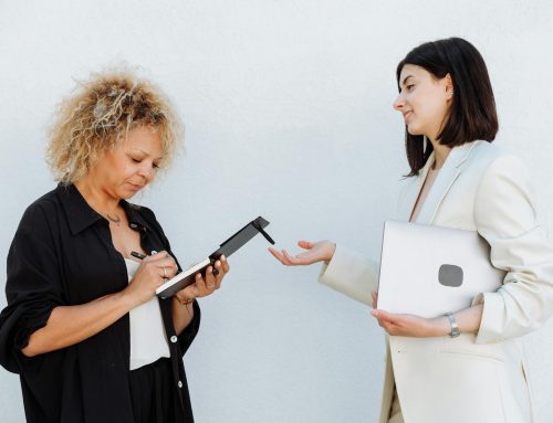 7 clés pour développer son charisme quand on est introverti : transformez votre timidité en force