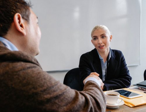 Les 7 conversations clés à avoir lors de votre arrivée : poser les bonnes questions pour accélérer votre intégration