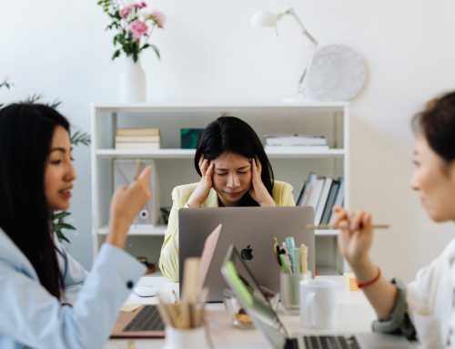 TCC et gestion de l&rsquo;anxiété professionnelle : 5 exercices pratiques pour performer sans stress